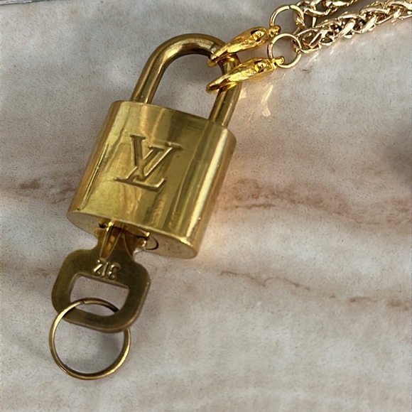 LV Padlock & Key no. 312 ~ Generic chain included - Picture 5 of 11